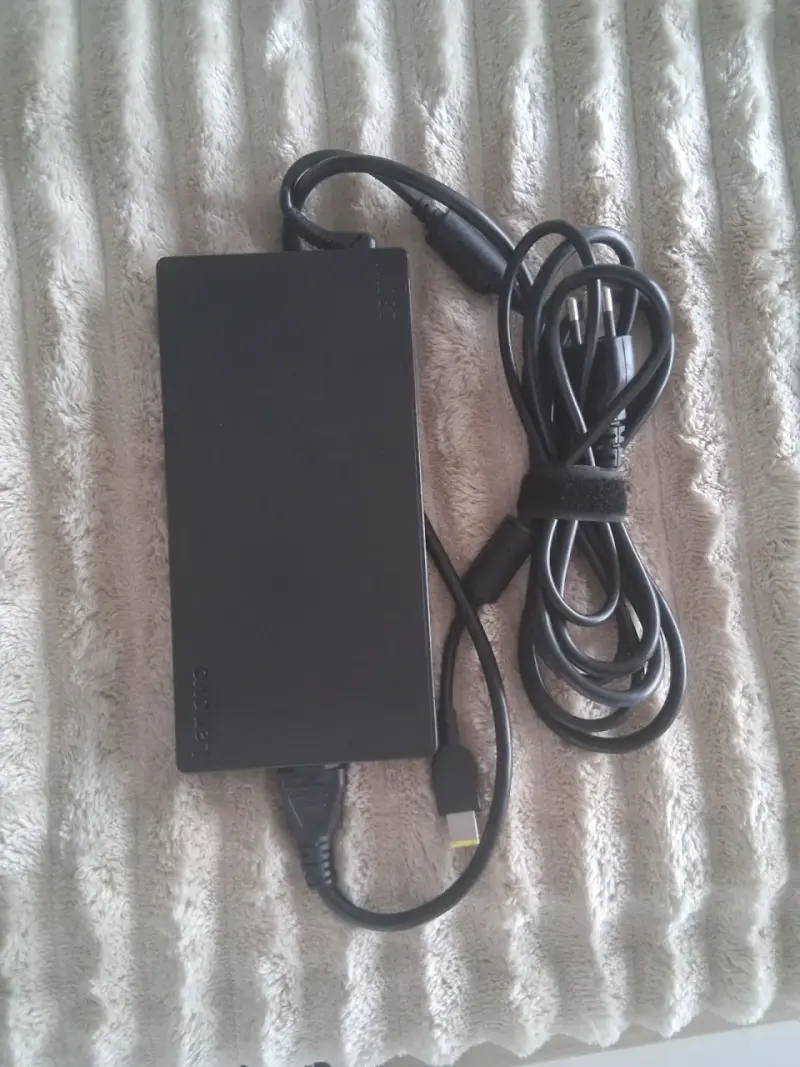 Laptop negra Lenovo ThinkPad - 5
