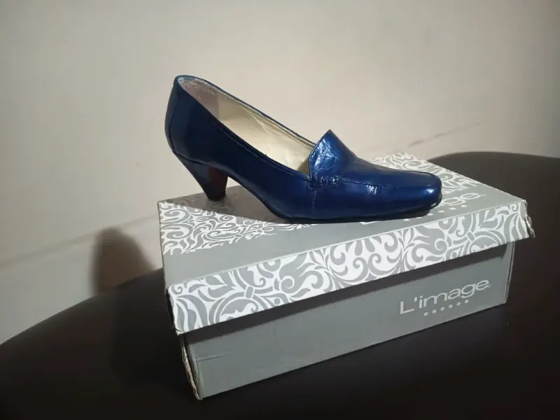 Zapato azul de tacón medio - 1