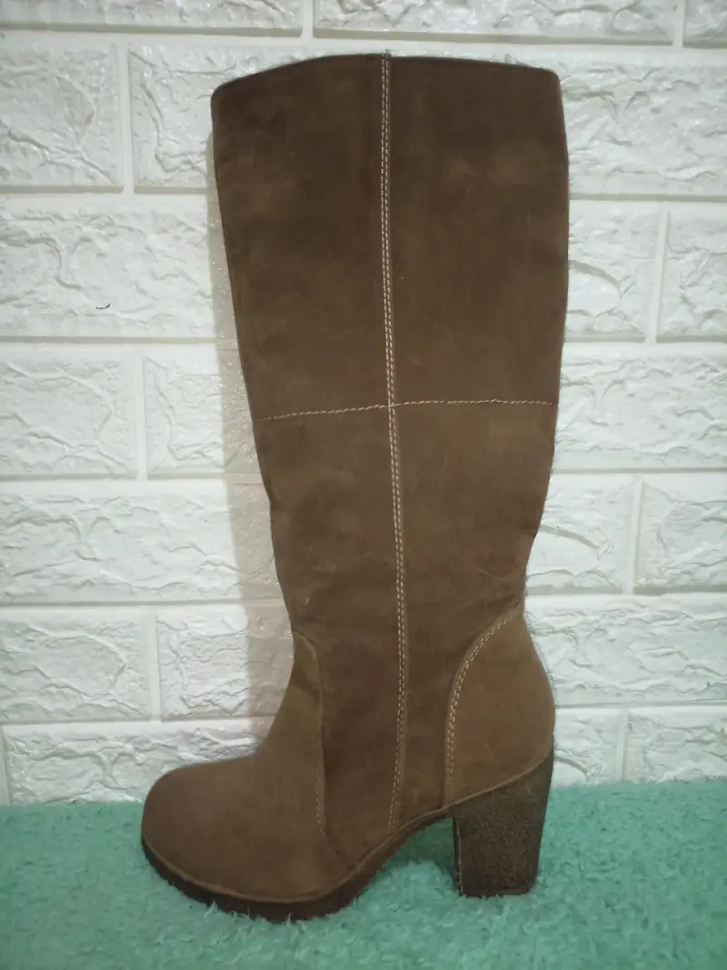 Botas altas de gamuza un par café y negro - 1