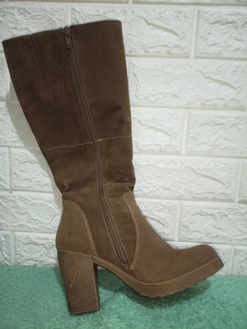 Botas altas de gamuza un par café y negro - 2