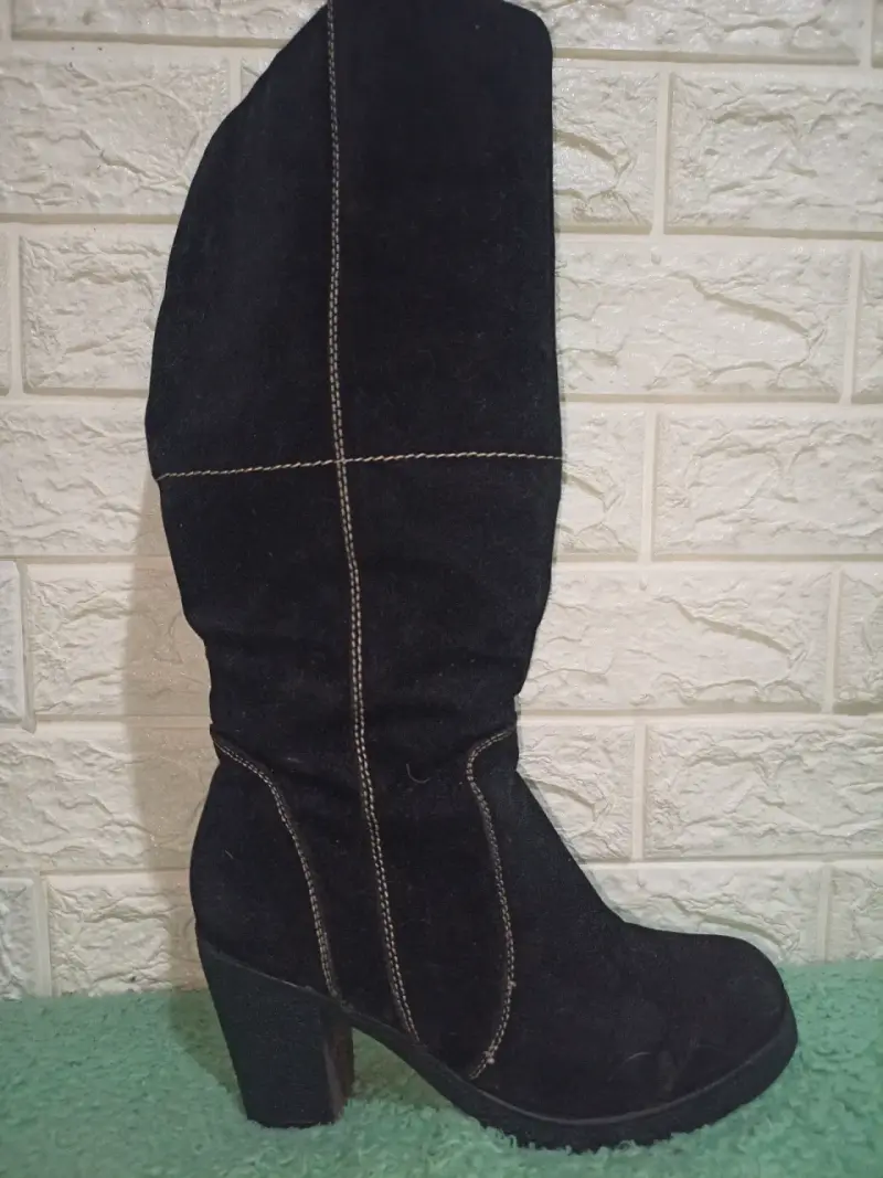 Botas altas de gamuza un par café y negro - 3