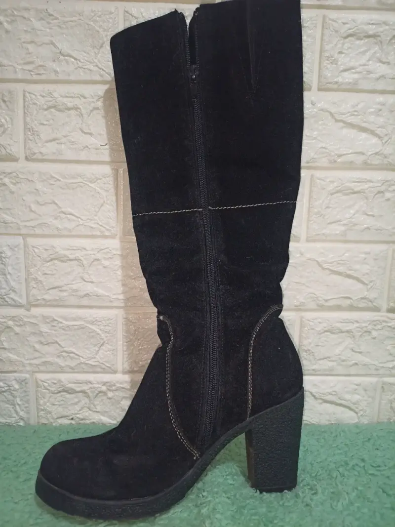 Botas altas de gamuza un par café y negro - 4
