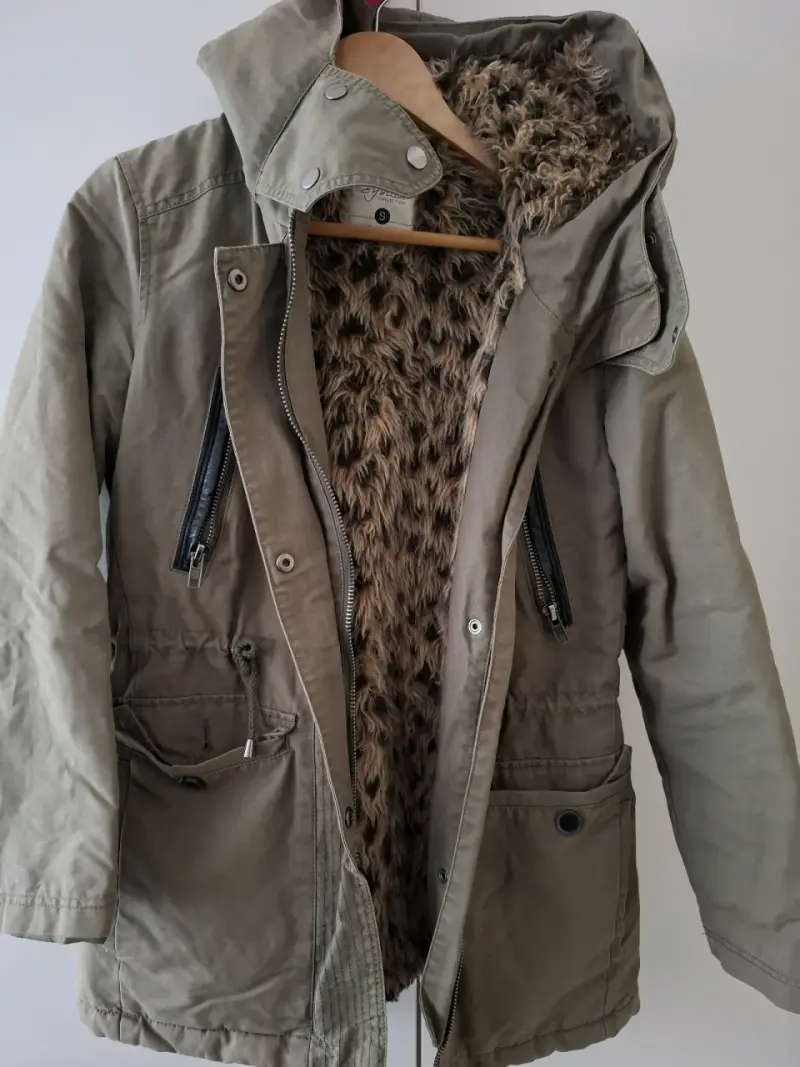 Parka verde con forro de peluche