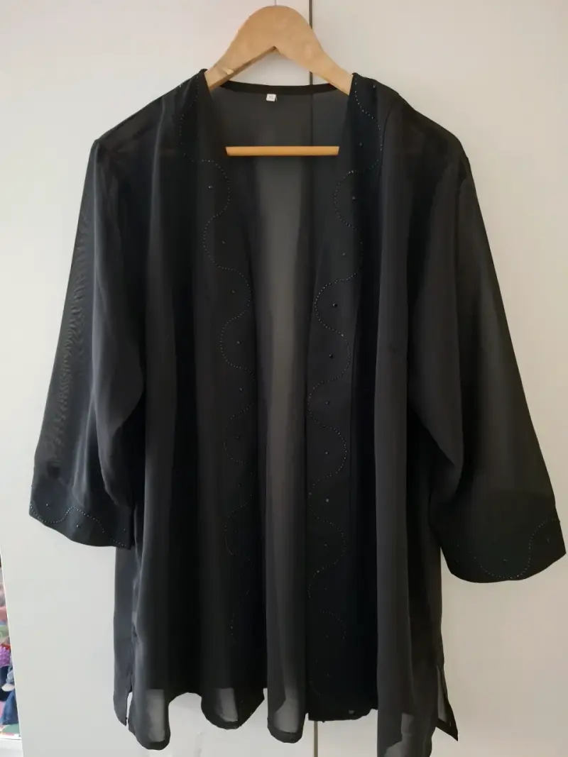 Blusa de gasa negra elegante