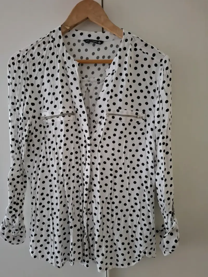 Blusa blanca de lunares