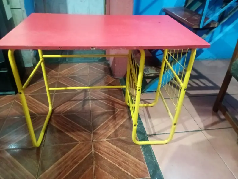 Escritorio usado desgaste de uso y un zapatero - 1