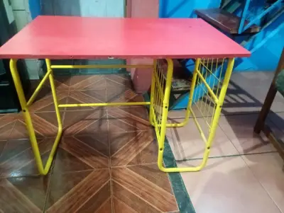 Escritorio usado desgaste de uso y un zapatero - miniatura 1
