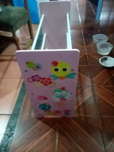 Escritorio usado desgaste de uso y un zapatero - miniatura 2