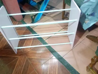 Escritorio usado desgaste de uso y un zapatero - miniatura 3