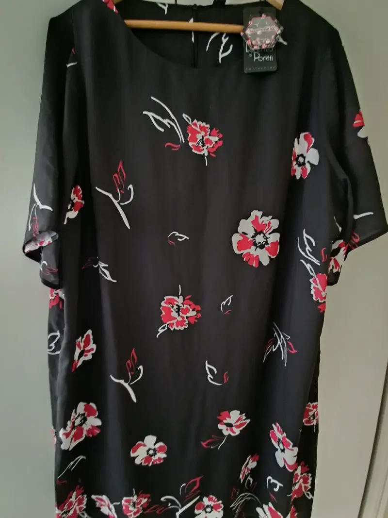 Vestido negro con flores