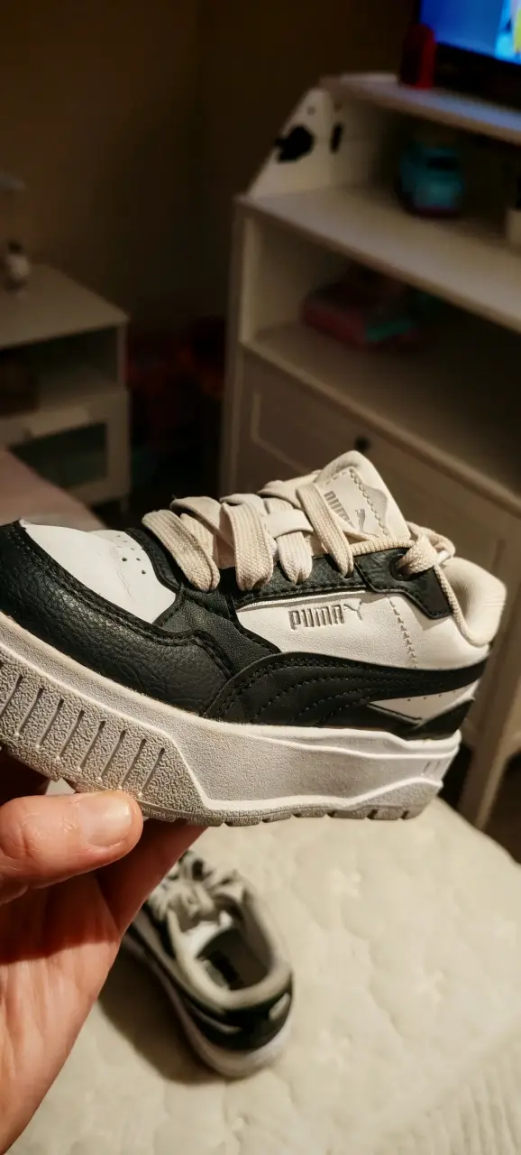 Zapatillas deportivas blancas y negras