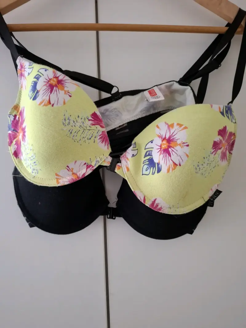 Sostén amarillo con estampado floral