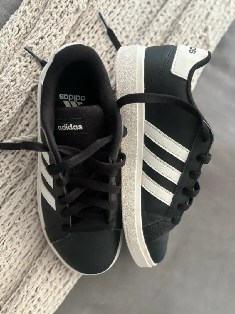 Zapatillas Adidas negras y blancas talla 34