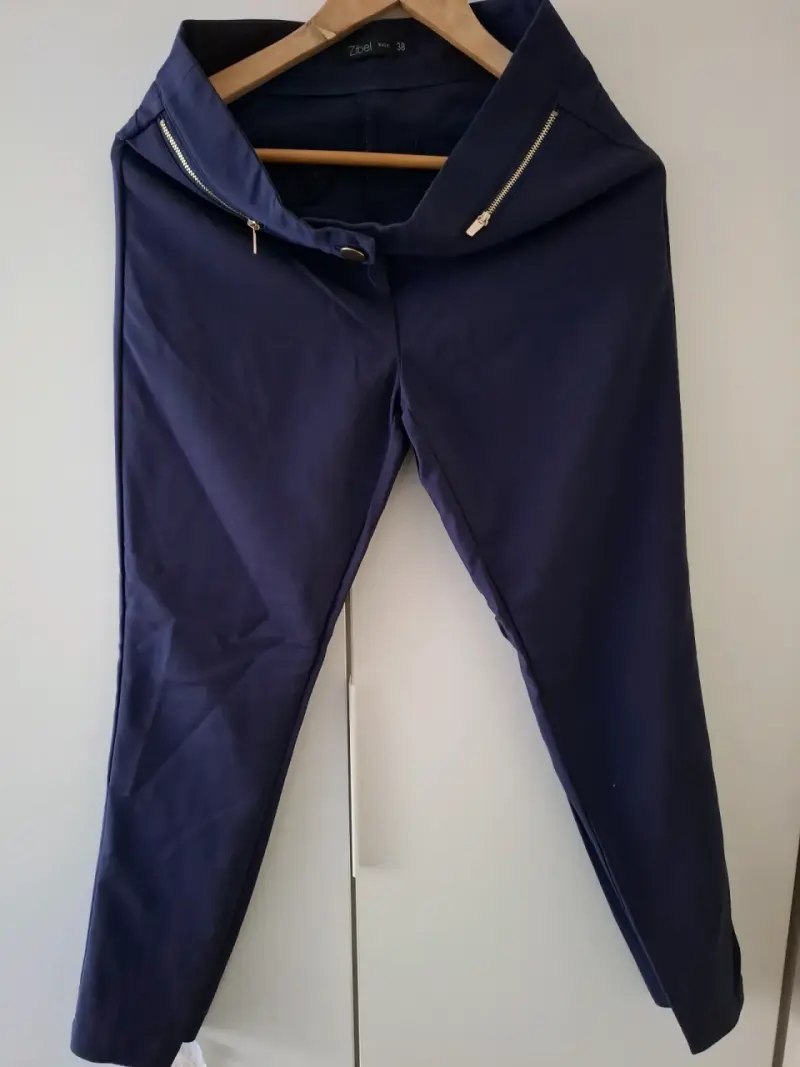 Pantalones azul oscuro con cierre