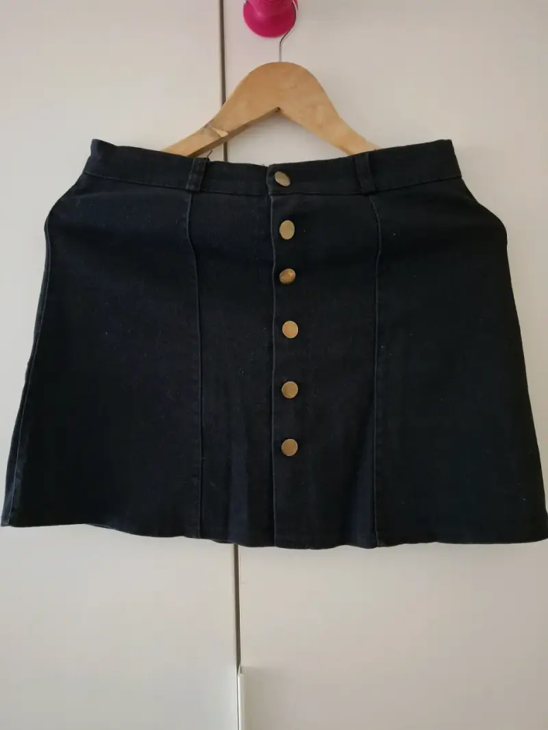 Falda negra botones dorados