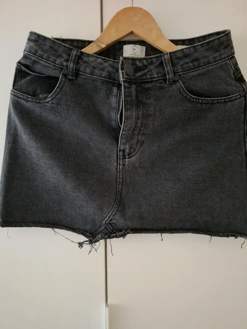 Falda mini de mezclilla gris