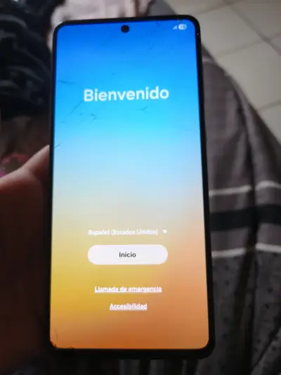 Smartphone con pantalla rota - miniatura 1