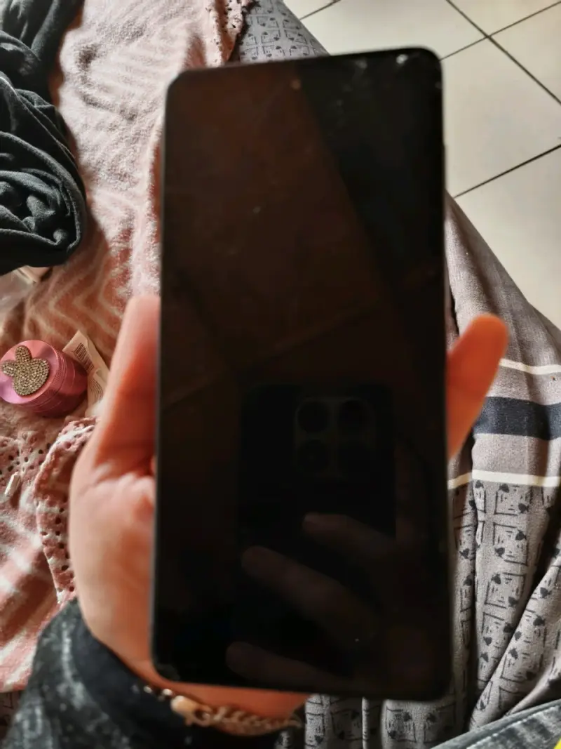 Smartphone con pantalla rota - 2