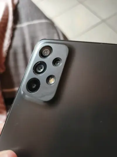 Smartphone con pantalla rota - miniatura 4