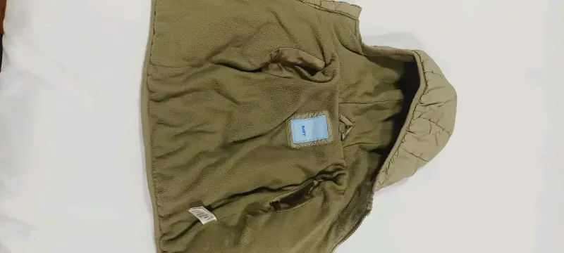 Abrigo inflado beige con capucha de bebé - 3
