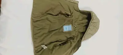 Abrigo inflado beige con capucha de bebé - miniatura 3