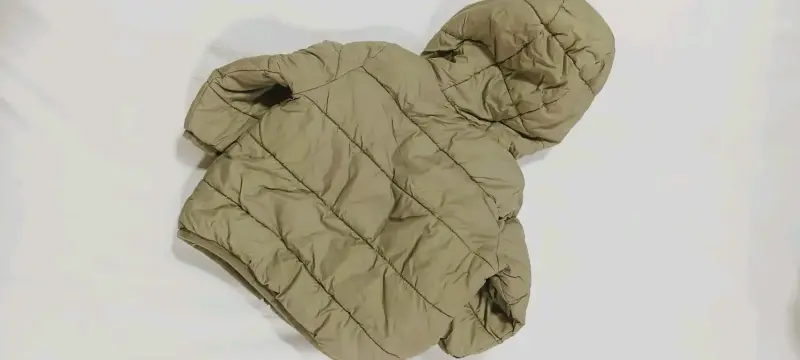 Abrigo inflado beige con capucha de bebé - 4