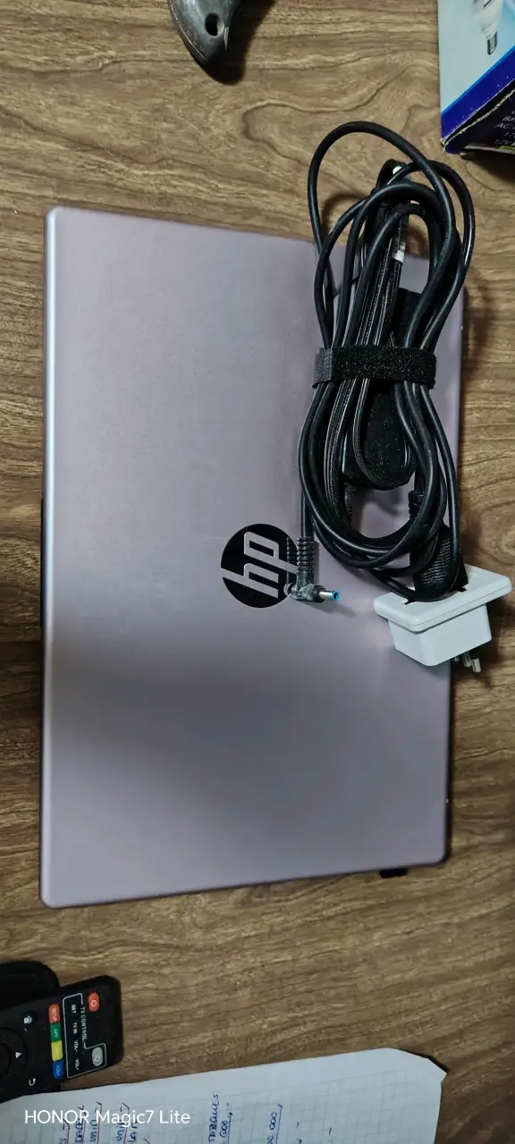 Notebook HP con cargador - 1