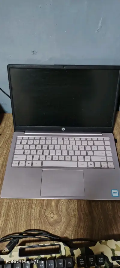 Notebook HP con cargador - miniatura 2