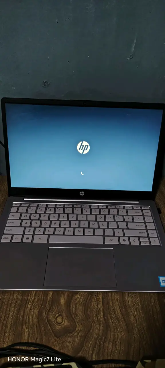 Notebook HP con cargador - 3