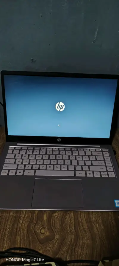 Notebook HP con cargador - miniatura 3