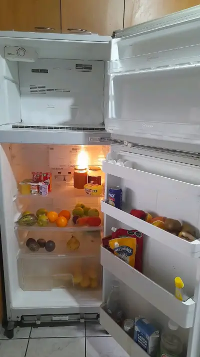 Refrigerador con congelador superior - miniatura 1