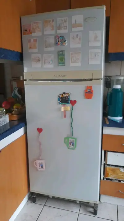 Refrigerador con congelador superior - miniatura 2