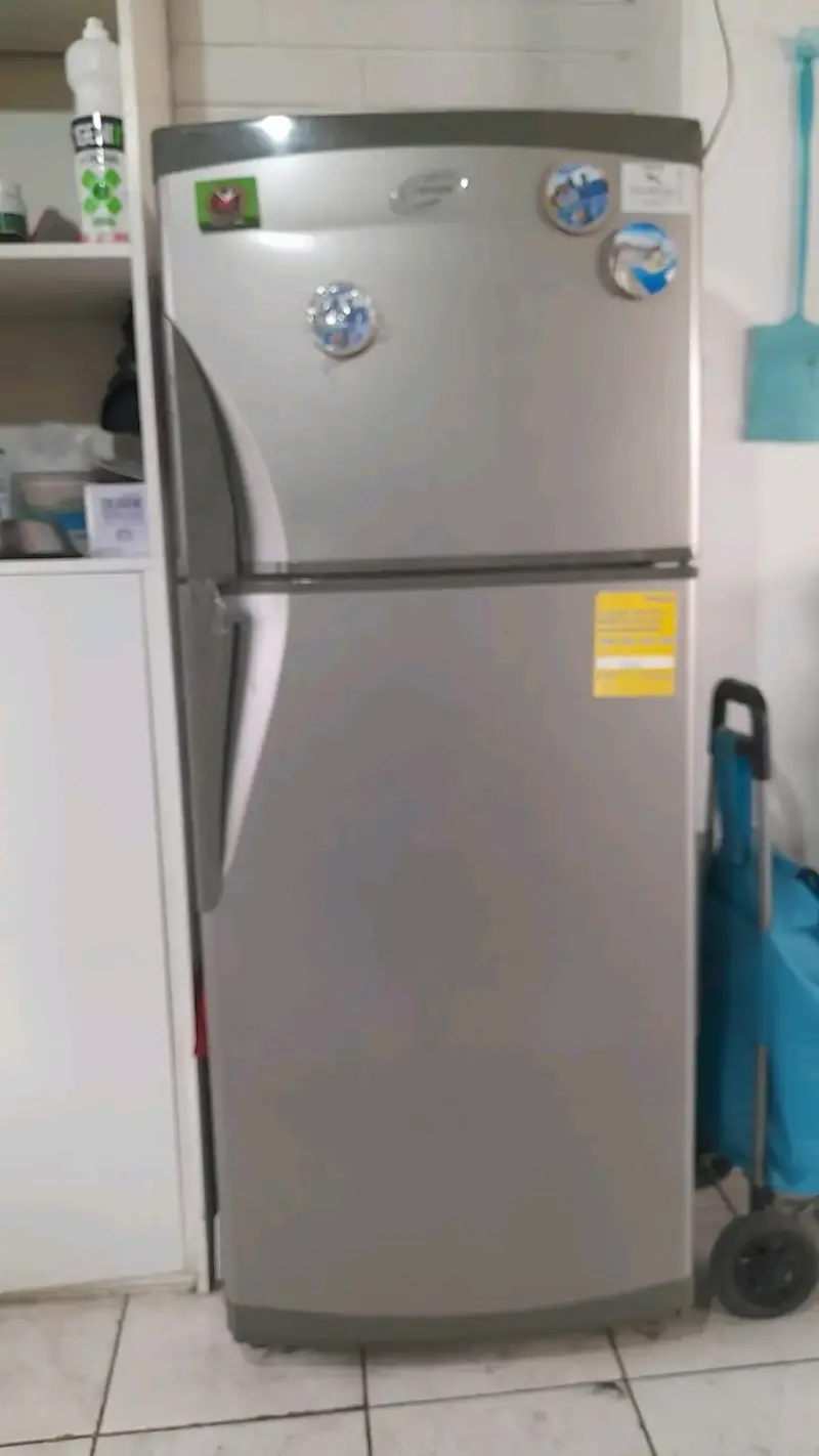 Refrigerador con congelador superior - 3