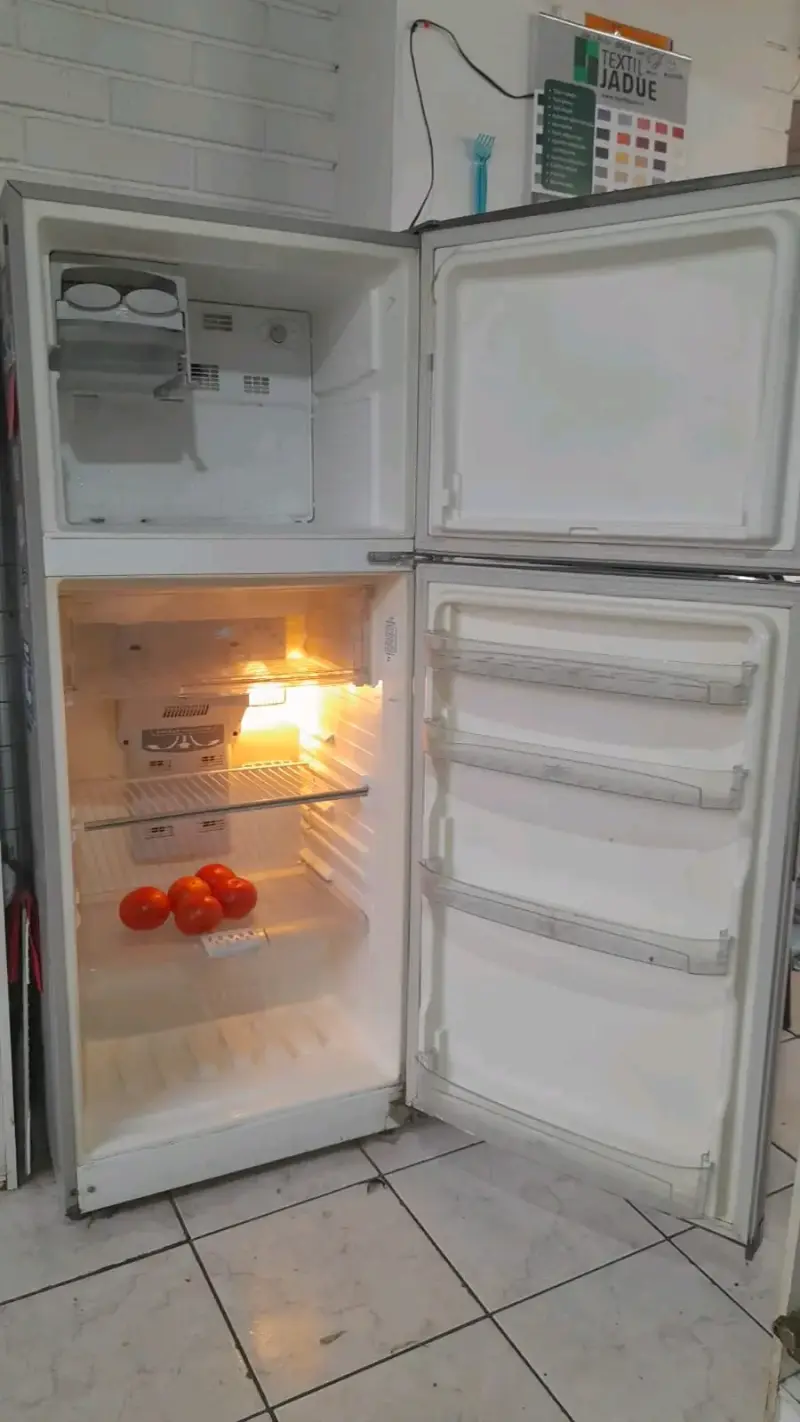 Refrigerador con congelador superior - 4