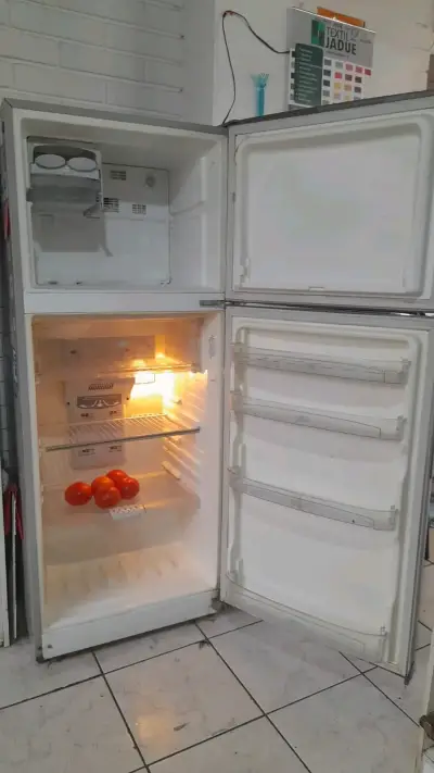 Refrigerador con congelador superior - miniatura 4
