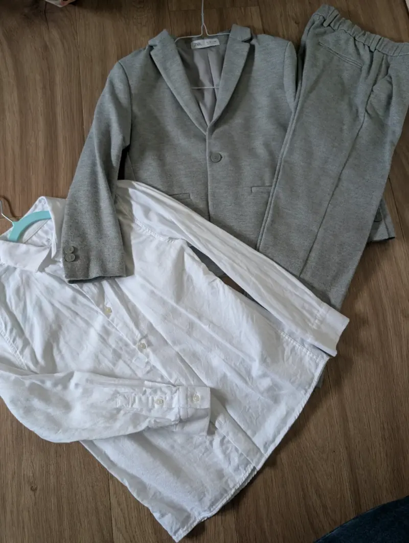 Traje infantil gris con camisa marca Zara - 1