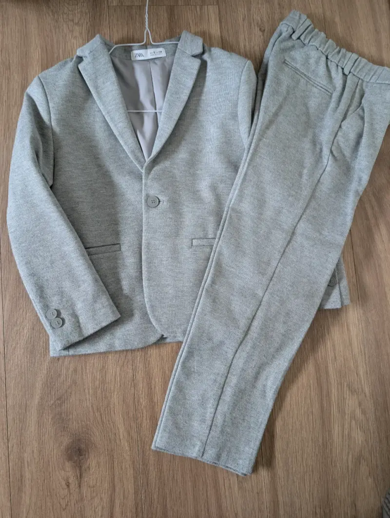 Traje infantil gris con camisa marca Zara - 2