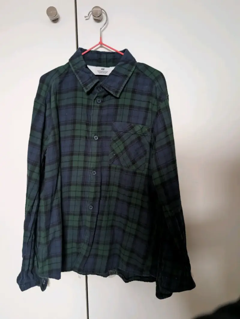 Camisa a cuadros azul y verde marca H&M