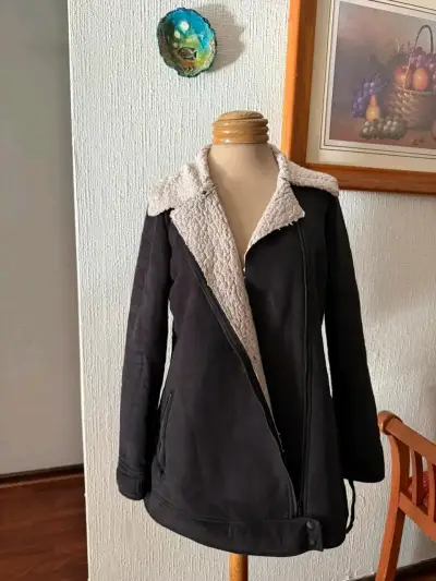 Chaqueta negra con chiporro - miniatura 3