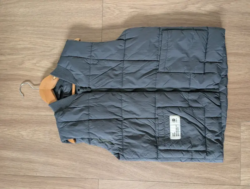 Chaleco puffer gris para niño marca Zara