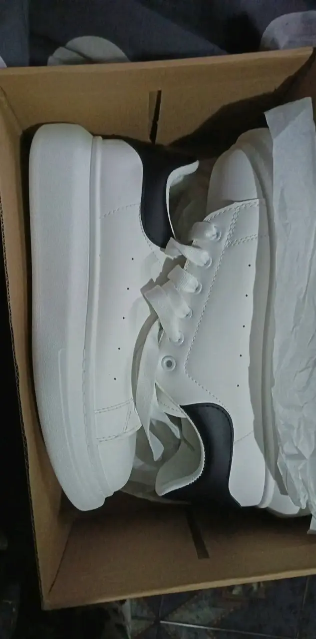 Zapatillas blancas con detalle negro