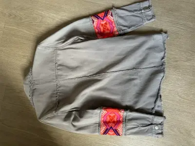 Chaqueta gris con detalle étnico - miniatura 1