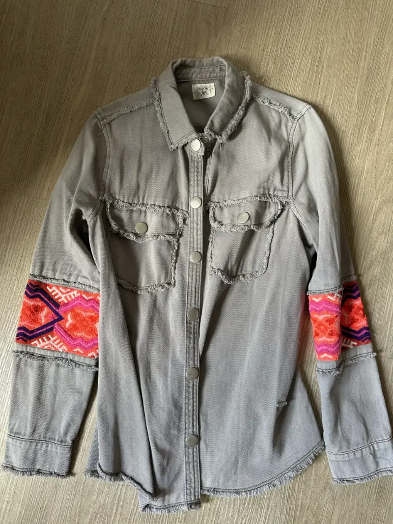 Chaqueta gris con detalle étnico - 3