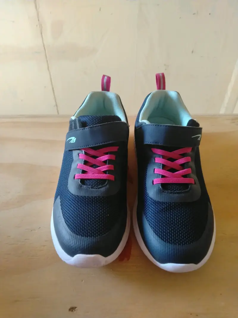 Zapatillas deportivas negras y rosadas - 1