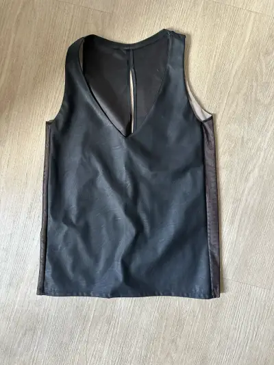 Blusa sin mangas negra elegante - miniatura 1