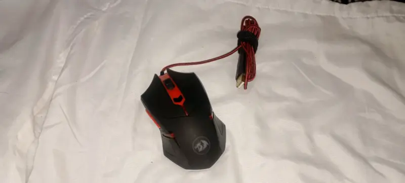 Mouse gaming negro y rojo marca Redragon