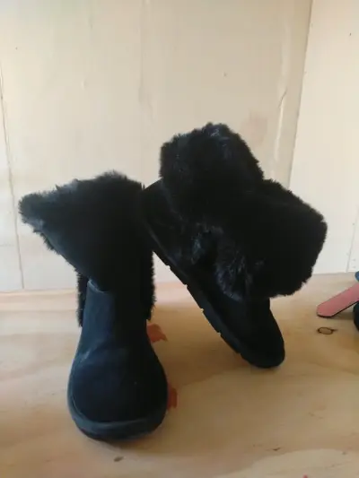 Botas negras con peluche - miniatura 1