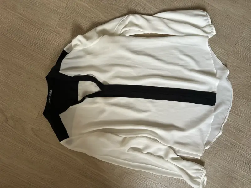 Blusa blanca con detalles negros - 1