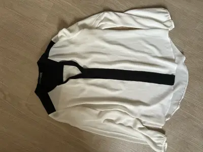 Blusa blanca con detalles negros - miniatura 1