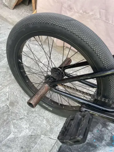 Bicicleta BMX negra usada - miniatura 5